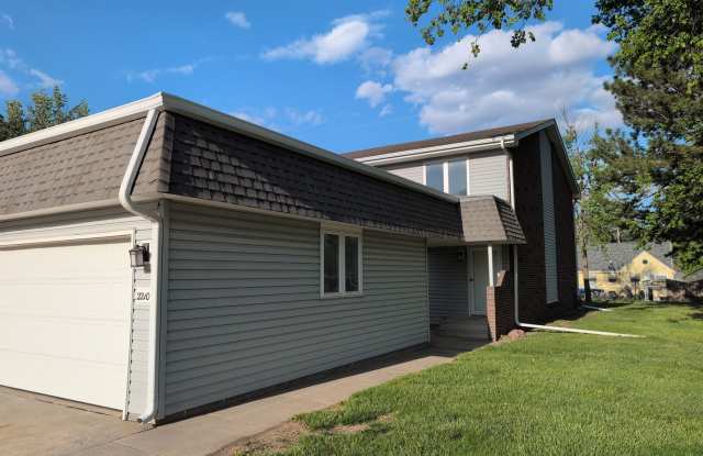 Fully Updated 3 Bedroom 3 Bath Townhouse with 2 Stall Attatched Garage photos photos