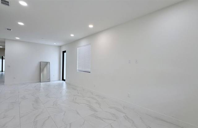 4106 N THATCHER Avenue Gallery 3