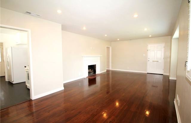 14612 Huston Street Gallery 3
