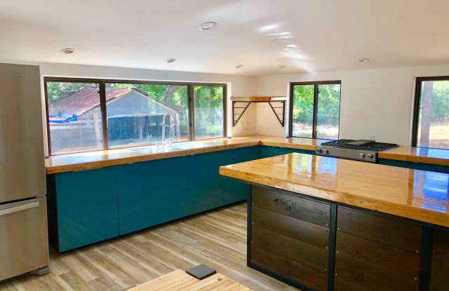 1321 W San Antonio Gallery 2