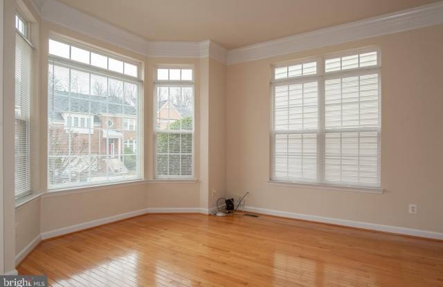 7527 LINDBERG DR Gallery 2