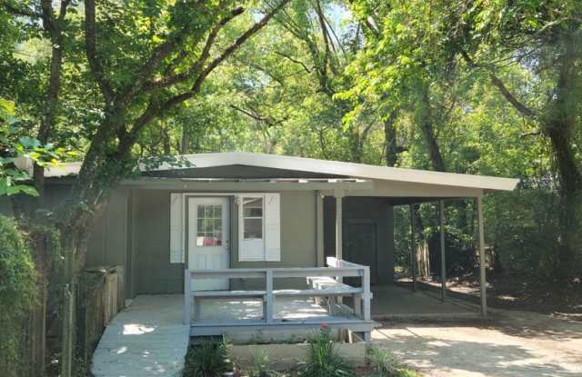 3 bed 2 bath home with a fenced-in yard! Available August 2026! photos photos