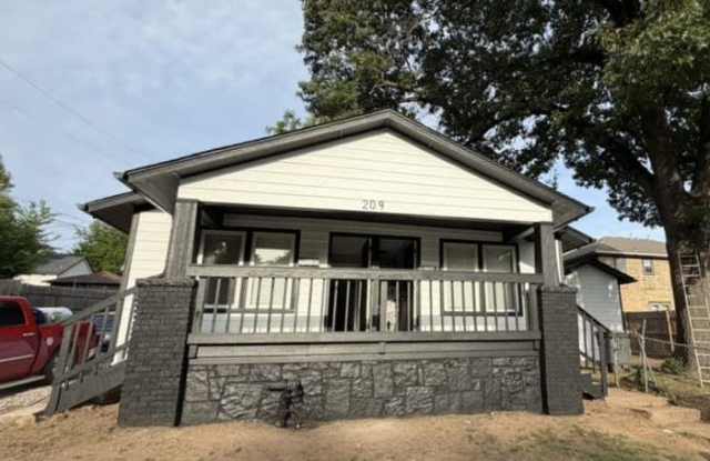 209 N Xenophon Ave photos photos