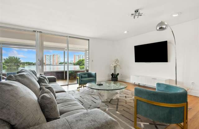 1350 NE 191st St photos photos