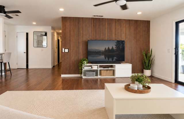 Charming 4 bedroom with California room Gallery 3