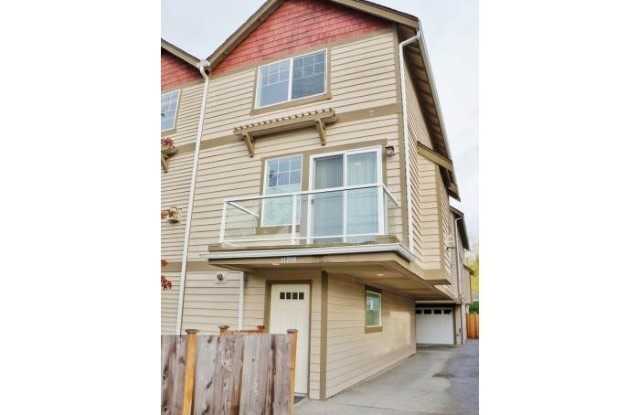 Large 2BD/2BA Greenwood Townhouse! - 11708 Greenwood Avenue North, Seattle, WA 98133