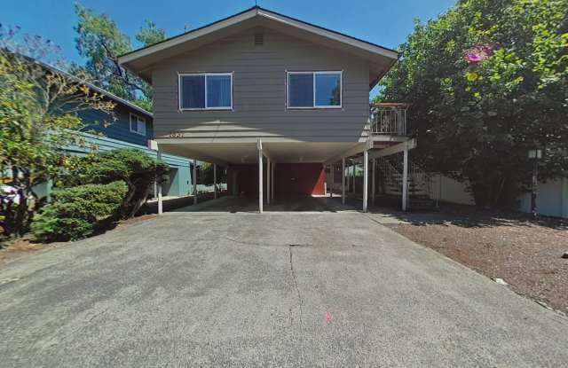 3 Bedroom Duplex ~ Close to Campus ~ Small Pet Friendly photos photos