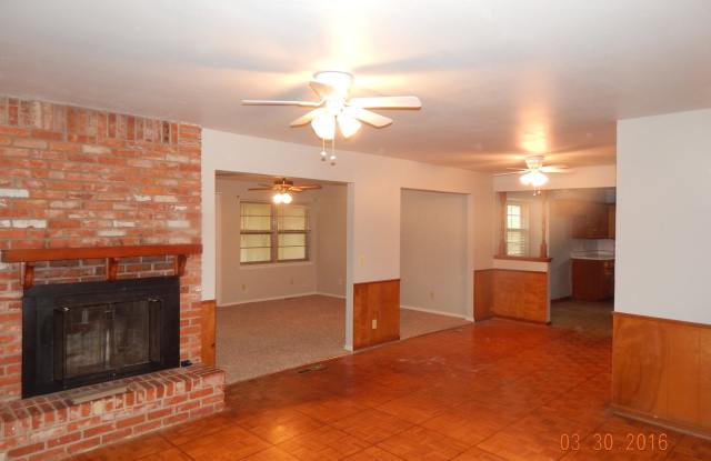 Spacious 3 Bedroom Single Family home very close to N.W. Expressway! Gallery 3