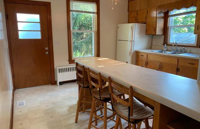 Charming Home with Large Backyard Near Radford University Gallery 3