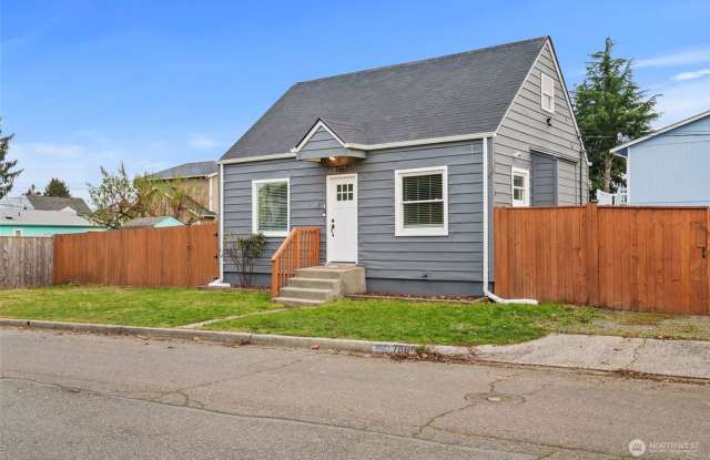 Updated South Tacoma Gem: Large Corner Lot  Covered Deck photos photos