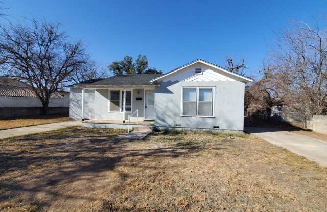 Beautiful 3 bedroom 1 bath home AVAILABLE NOW! - 2512 North Street, San Angelo, TX 76901