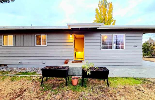 Large 4 Bed, 2 Bath in Desirable East Wenatchee! - 1560 10th Street Northeast, East Wenatchee, WA 98802 Large 4 Bed, 2 Bath in Desirable East Wenatchee! - 1560 10th Street Northeast, East Wenatchee, WA 98802
