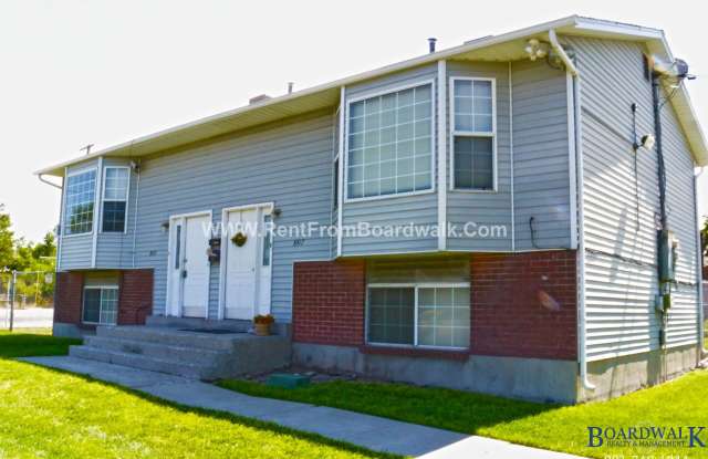 Spacious 2 Bed 2 Bath Magna Duplex With Private Backyard! photos photos