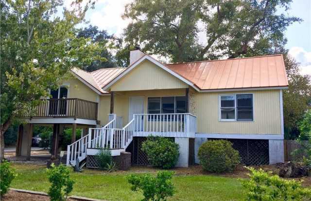 301 6th Ave - 301 Sixth Av St Simons Island 31522, St. Simons, GA 31522