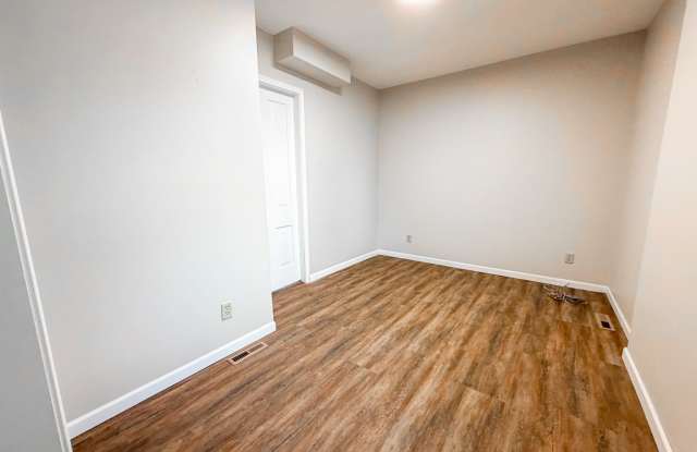 Spacious 4 Bedroom Apartment in La Crosse with Central Air & In-Unit Laundry Gallery 4