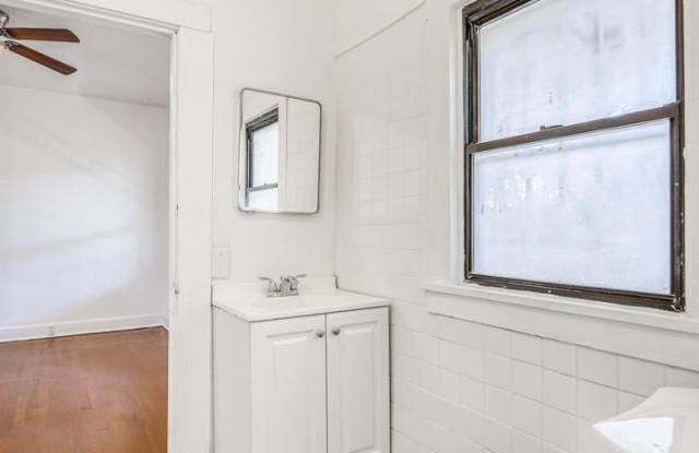 Beautiful completely remodeled  2 bedrooms, 1 bathroom, plus a versatile office, study, or small third bedroom. Central area Gallery 4