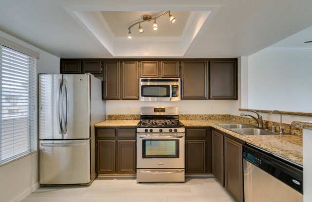 GORGEOUS 2 BEDROOMS UNIT*UPGRADED*TONS OF COMMUNITY AMENITIES*GATE COMMUNITY* Gallery 1