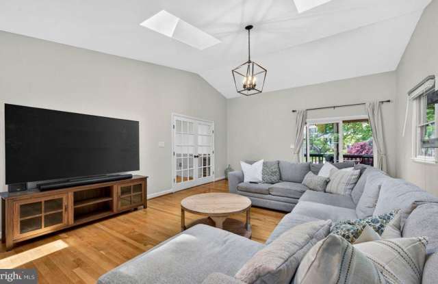 1109 HILLCREST Drive SW Gallery 2
