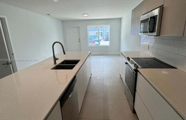 2555 NE 193rd St photos photos