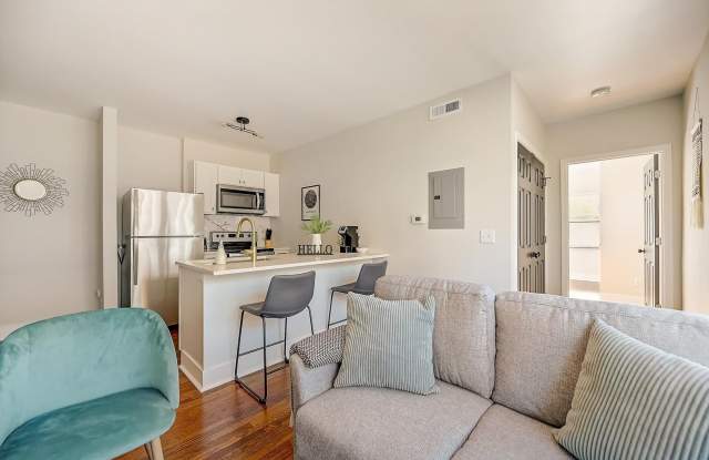 Victory Parkway Apartments - 2 photos photos