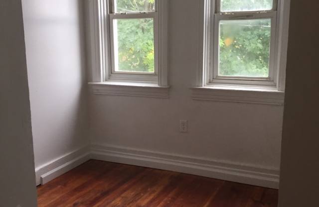 3-4 Bedroom 1 Bath with Parking and Laundry-York City SD Gallery 3