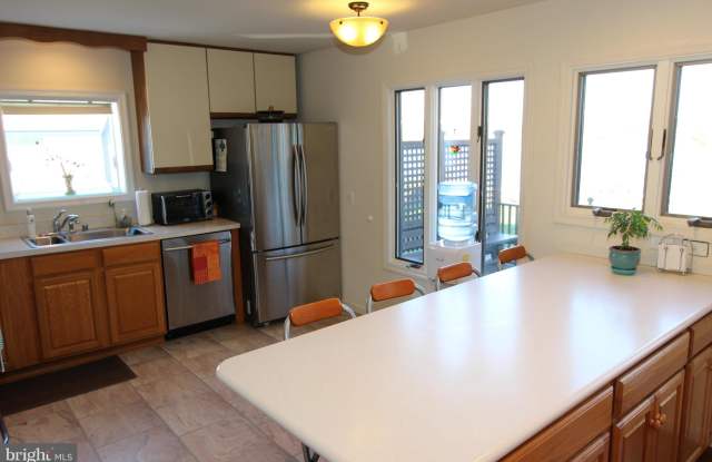 200 NORTH LAKE COURT Gallery 4