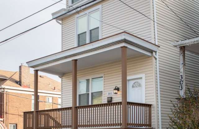 Updated 4BR House with 2 full baths and yard! photos photos