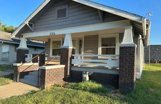 Nice 2 Bedroom 1 Bath Home - 206 West 1st Street, Pittsburg, KS 66762