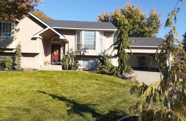 206 North Knudson Street Gallery 1