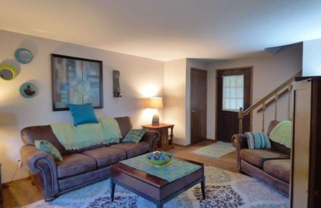 3 Bed 1.5 Bath Duplex w/ 2 Stall Garage Gallery 4