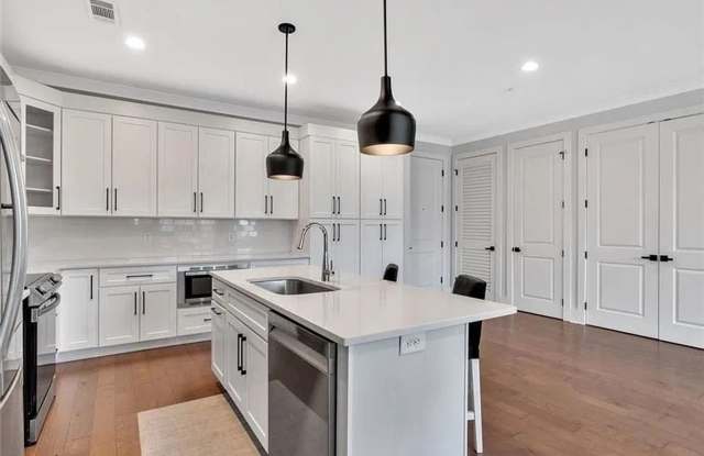 Room in 2 Bedroom Home Atlanta Gallery 3
