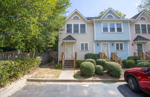 Charming 2-Bedroom Townhome in Market Village Gallery 4