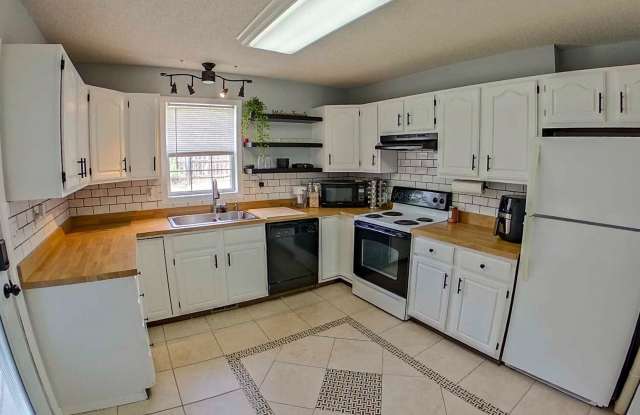 3D Tour Available - 2-Car Garage + Fenced-in Yard + Covered Patio + Washer  Dryer! Available November 7th! - 3400 Woodduck Way, Manhattan, KS 66503