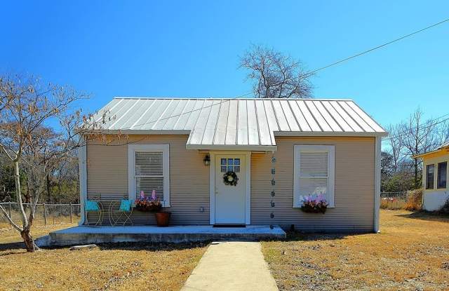 309 Lowry St - 309 Lowry Street, Kerrville, TX 78028