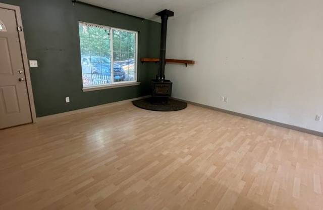 3 Bedroom 1 Bath 1 Car Garage Fenced in Back Yard Gallery 3