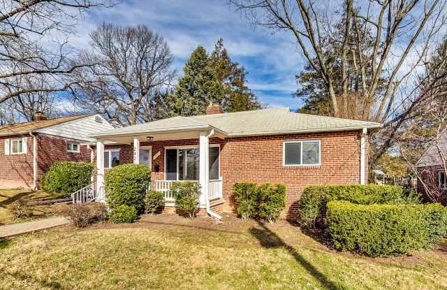 Spacious 3BR/2BA Rambler with Heated Sun-room and Slate Patio! photos photos Spacious 3BR/2BA Rambler with Heated Sun-room and Slate Patio! photos photos