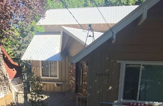 Level entry to 4 bedroom 2 bath Gallery 3
