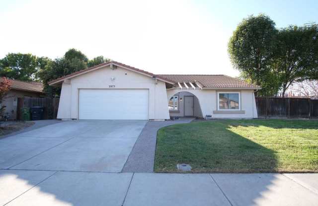 Beautiful Renovated 4-bedroom Tracy Home Gallery 1
