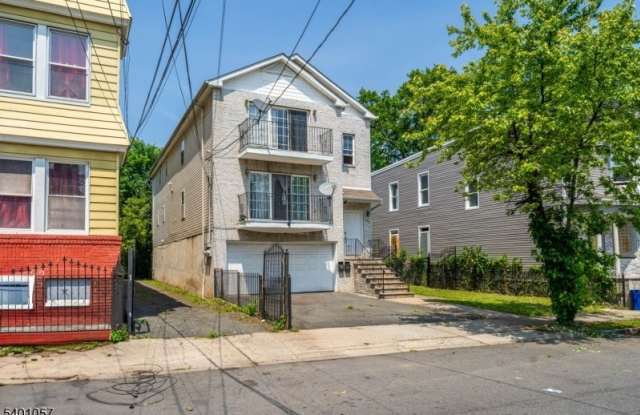 305 W Runyon St - 305 West Runyon Street, Newark, NJ 07108