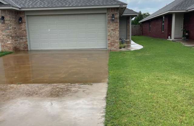 3 bedroom, 2 bathroom, 2 car garage Gallery 1