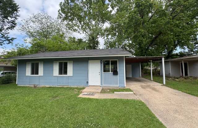 Amazing 3 bedroom/1 bath home with huge kitchen & Central Air/heat photos photos