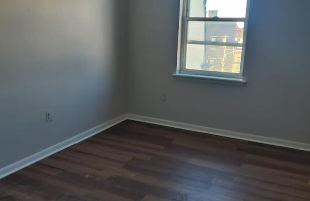 922 Belmont Ave, Gallery 4