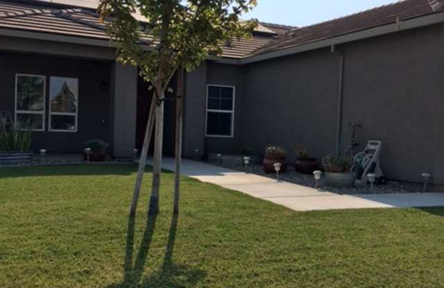 Beautiful 4 Bedroom Home in Marysville AVAILABLE NOW!! - 5689 Meadow Brook Way, Linda, CA 95901