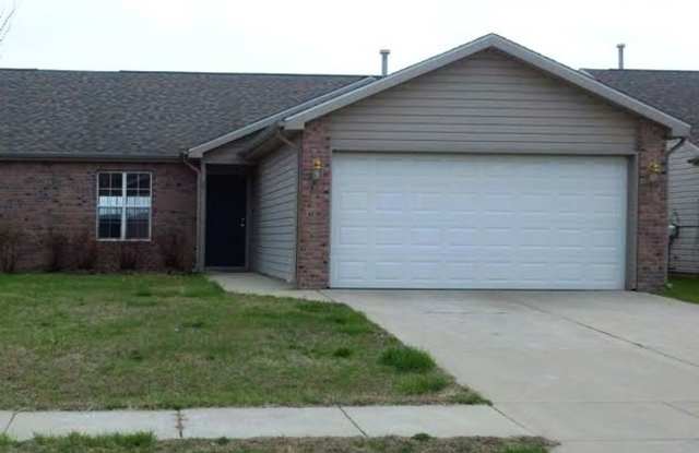 Spacious 3-Bedroom, 2-Bathroom Duplex with 2-Car Garage! Gallery 3