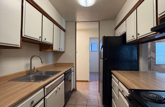 CUTE 2 BEDROOM HALF-PLEX WITH PRIVATE YARD! Gallery 3