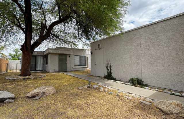 Central (Ft Lowell and Columbus) 2 bed, 2 bath townhouse with private yard and a/c! photos photos