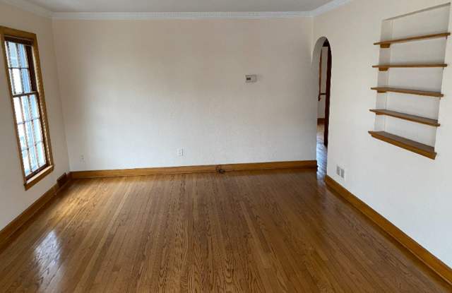 Spacious 3-Bedroom Wauwatosa Home with 2 Baths, In-Home Laundry & Pet-Friendly Living – $2,575/Month Total Gallery 4