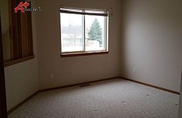 Three bedroom three bathroom Twin home. Gallery 4