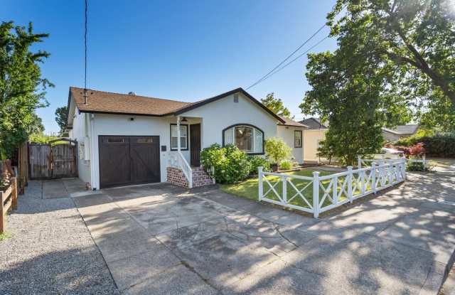 Updated 3 bedroom 2 bathroom single family home within walking distance to the Sonoma Town Square with Hot Tub, Solar panels and A/C. photos photos