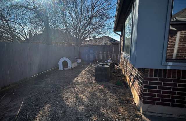 3BR 2BA house plus den in Yukon!! Gallery 4